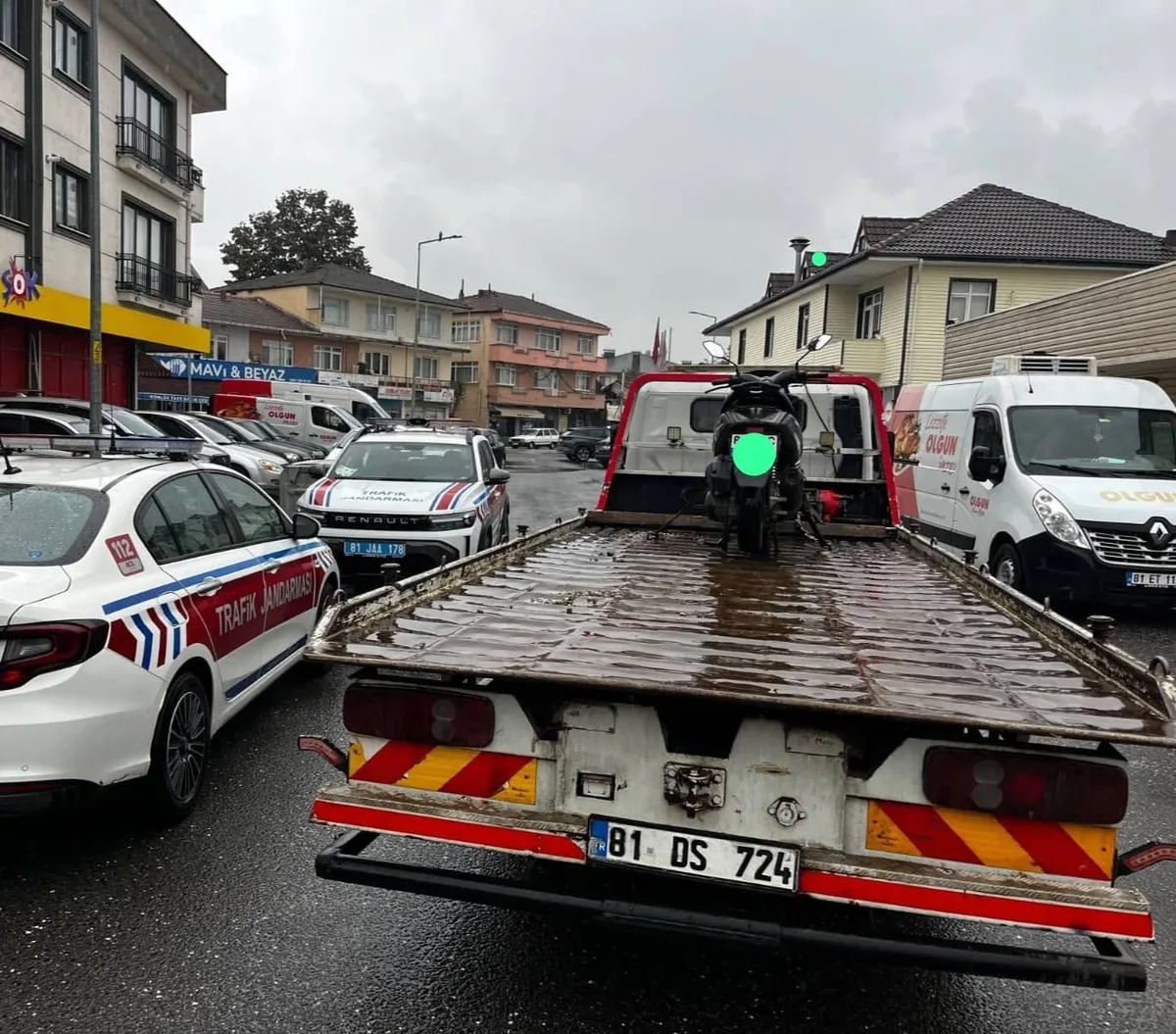 Düzce'de sosyal medyada 207 km hıza ulaşan sürücüye jandarma işlem yaptı