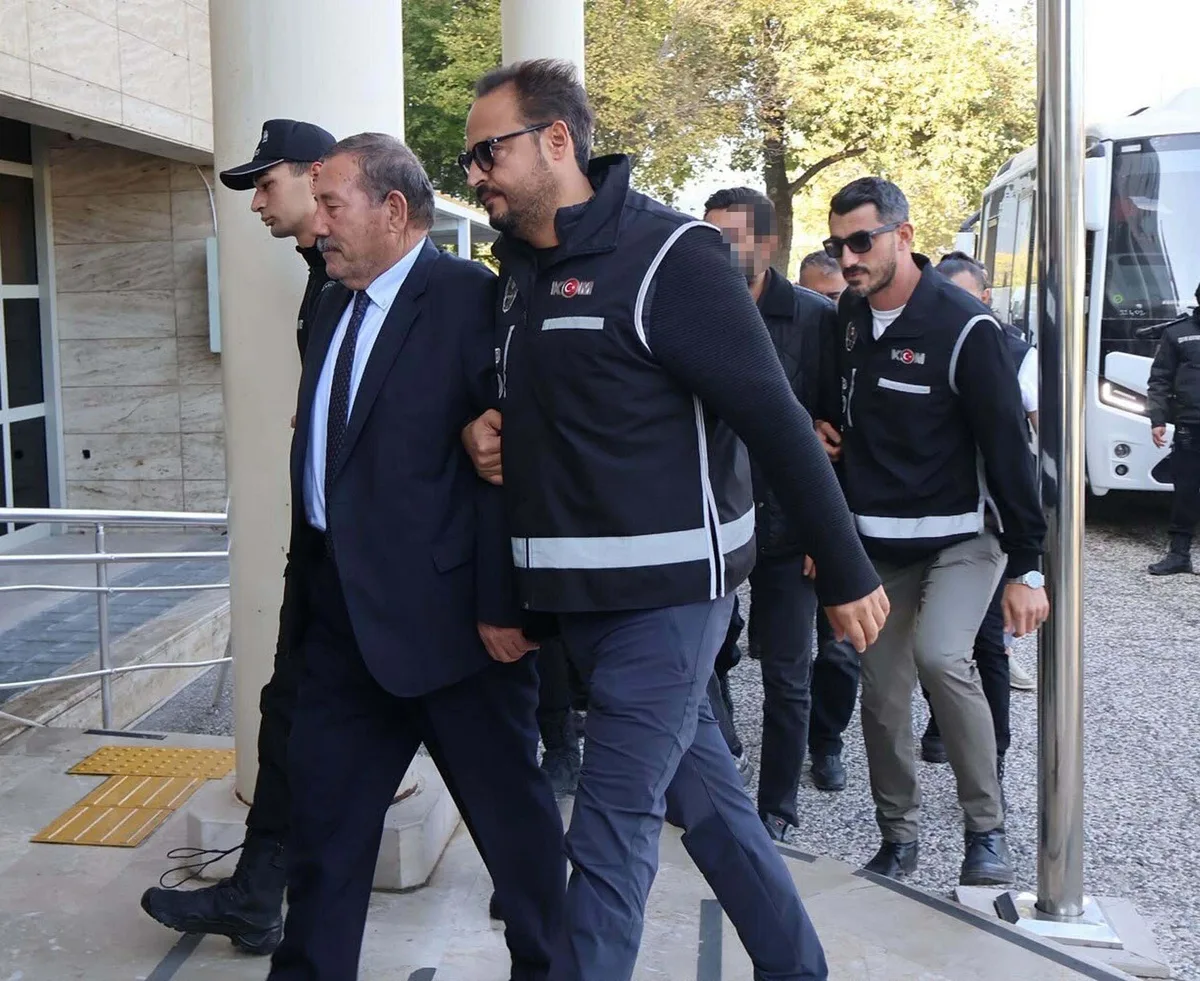 Görevden uzaklaştırılan Milas Belediye Başkanı Topuz Burdur E Tipi Cezaevi'ne nakledildi