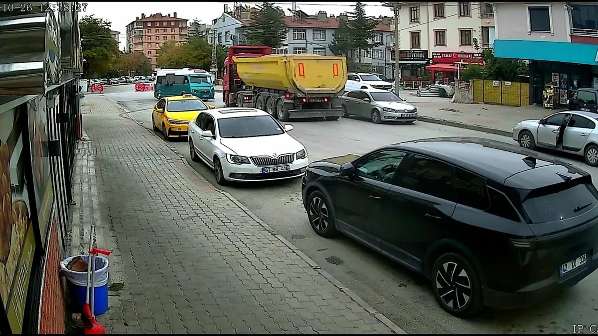 Konya Selçuklu'da minibüs ile hafriyat kamyonunun çarpışması sonucu 10 kişi yaralandı