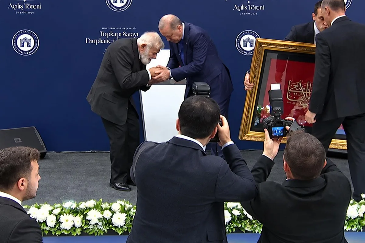 Cumhurbaşkanı Erdoğan'dan elini öpmek isteyen Prof. Dr. Sadettin Ökten 'e saygı dolu karşılık