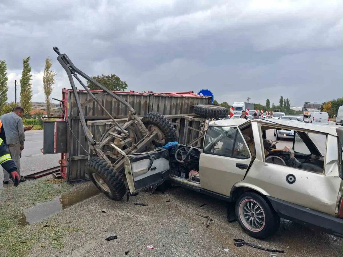 Burdur-Antalya yolunda traktörle otomobil çarpıştı, otomobil sürücüsü ağır yaralandı