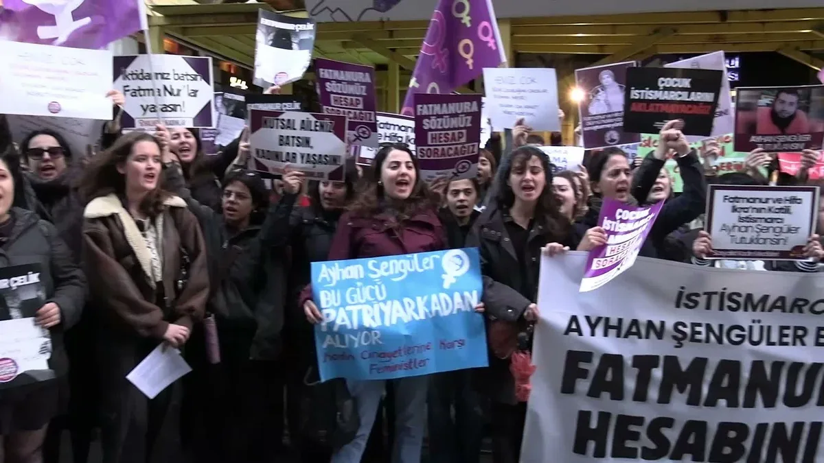Kadınlar Taksim'de 8 yaşındaki çocuğun istismar davasında beraate karşı yürüdü