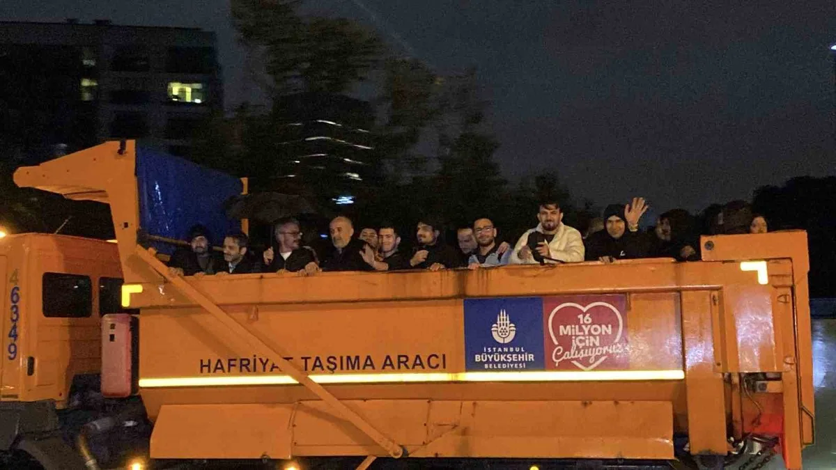 Sarıyer Ayazağa'da sağanakta mahsur kalan 200'den fazla çalışan kamyonla kurtarıldı