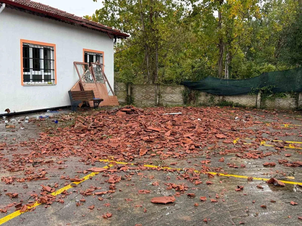 Sakarya Karasu'da hortum nedeniyle çatısı uçan okulu mahalle halkı imeceyle onardı