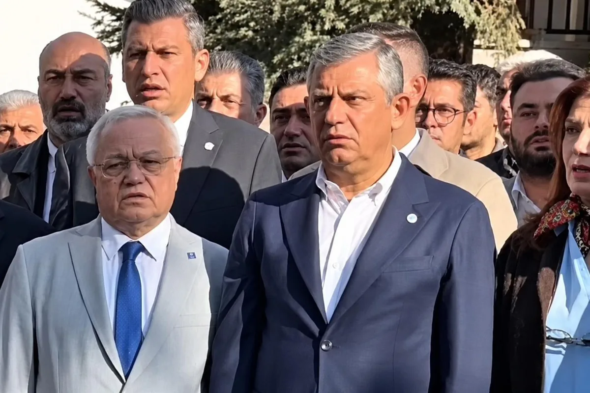 Özgür Özel'in İstiklal Marşı okunurken duyduğu sese verdiği tepki bomba