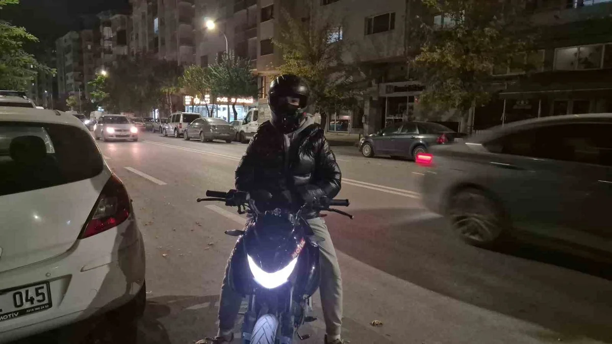 Eskişehir'de kadın sürücünün motosikletliye yönelmesi kask kamerasına yansıdı
