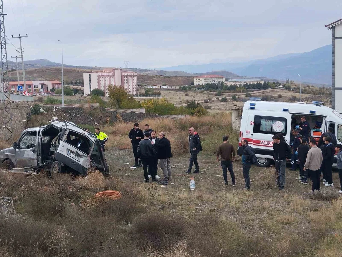 Sivas Suşehri'nde şarampole uçan hafif ticari araçta 3'ü ağır 5 kişi yaralandı