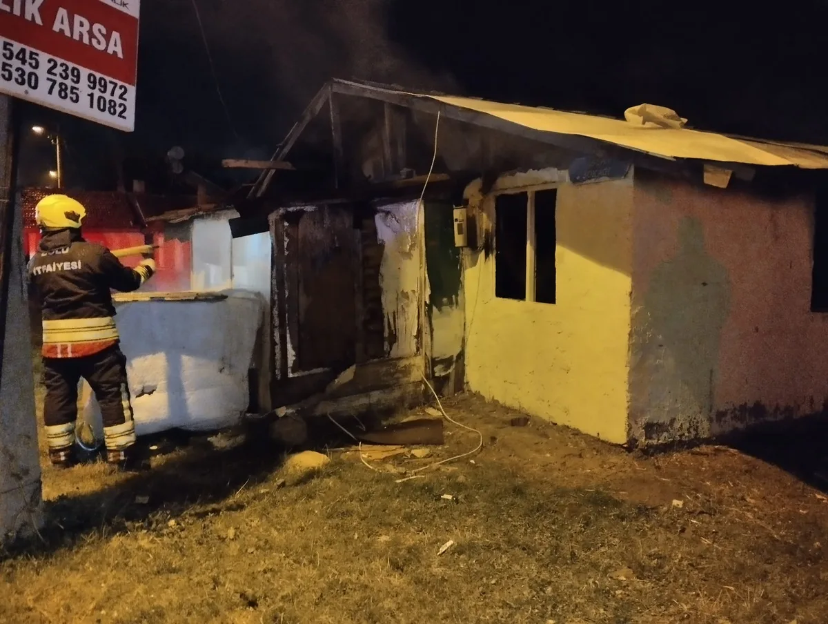 Bolu'da tek katlı ahşap evdeki yangında bir oda kullanılamaz hale geldi