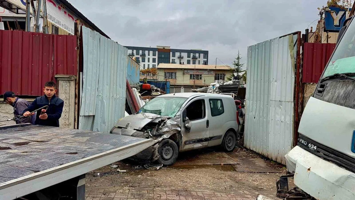 Afyonkarahisar'da kontrolden çıkan vinç bir aracı hurdaya çevirdi, sürücü yaralandı