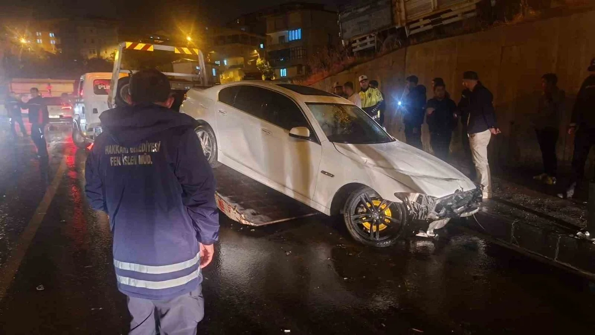 Hakkari’de otomobil tabelaya çarptı: 1 yaralı