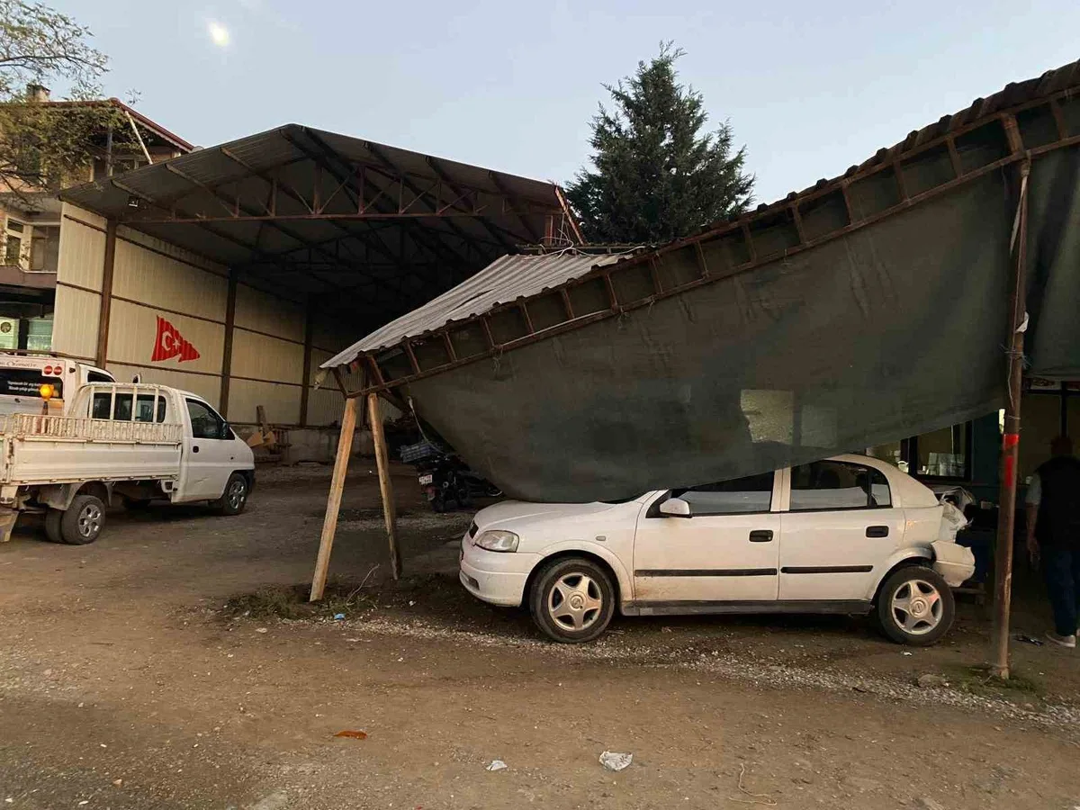 Osmaneli'de kamyonla çarpışan otomobil kıraathaneye dalınca yaralanan olmadı
