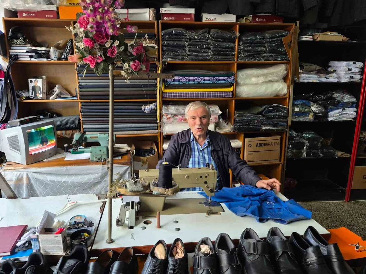 Trabzon Yomra'da 70 yaşındaki İsmail Ayaz, 60 yıldır terziliği sürdürüyor