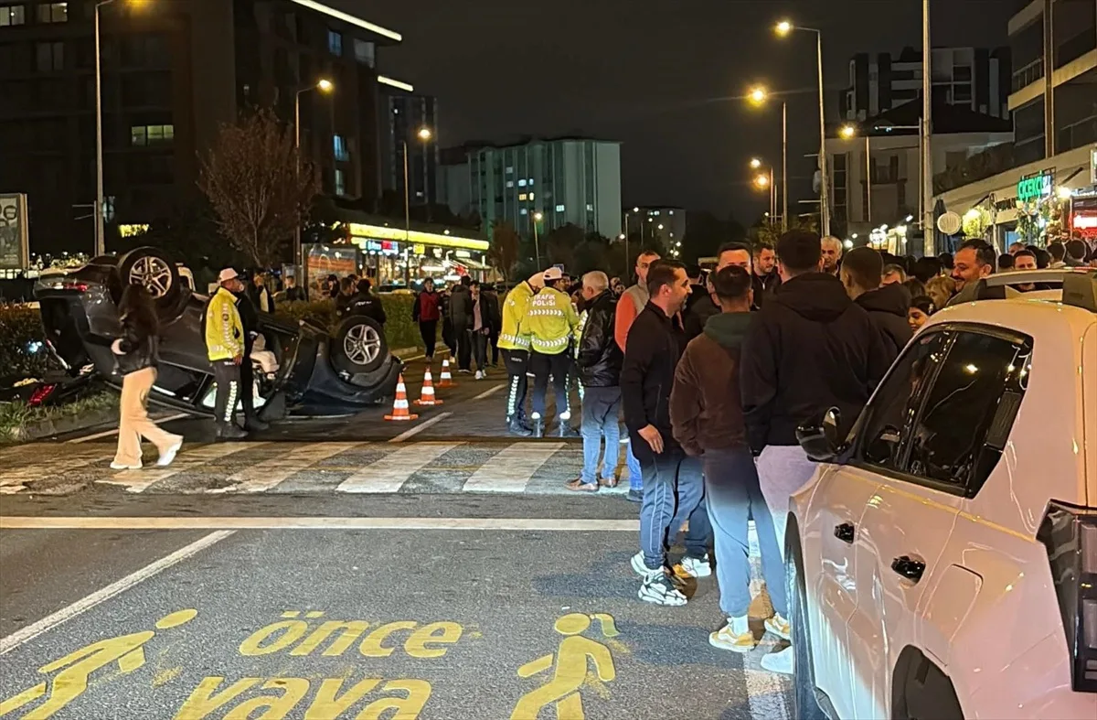 Çorlu'da kontrolden çıkan otomobil 3 araca çarparak takla attı, 2 kişi yaralandı
