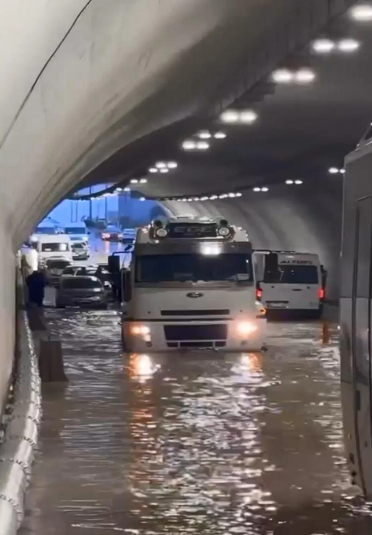 Pendik'te Sabiha Gökçen Havalimanı'nın teknik tünelini su bastı, araçlar mahsur kaldı