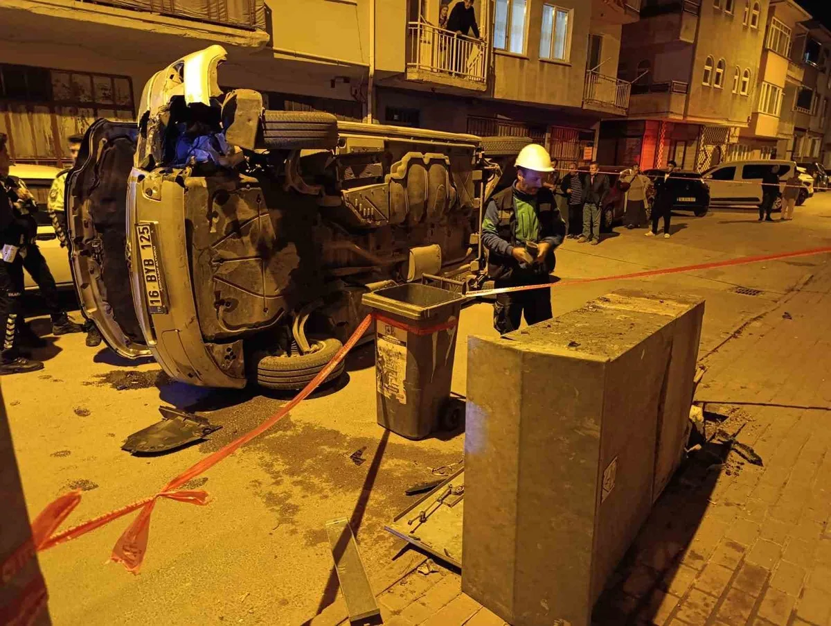 Bursa İnegöl'de minibüs elektrik panosuna çarparak devrildi, sürücü kaçtı