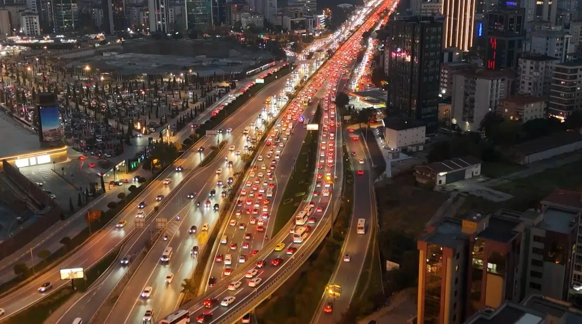 İş çıkışı İstanbul'da trafik yoğunluğu yüzde 72'ye ulaştı, D-100'de kuyruklar oluştu