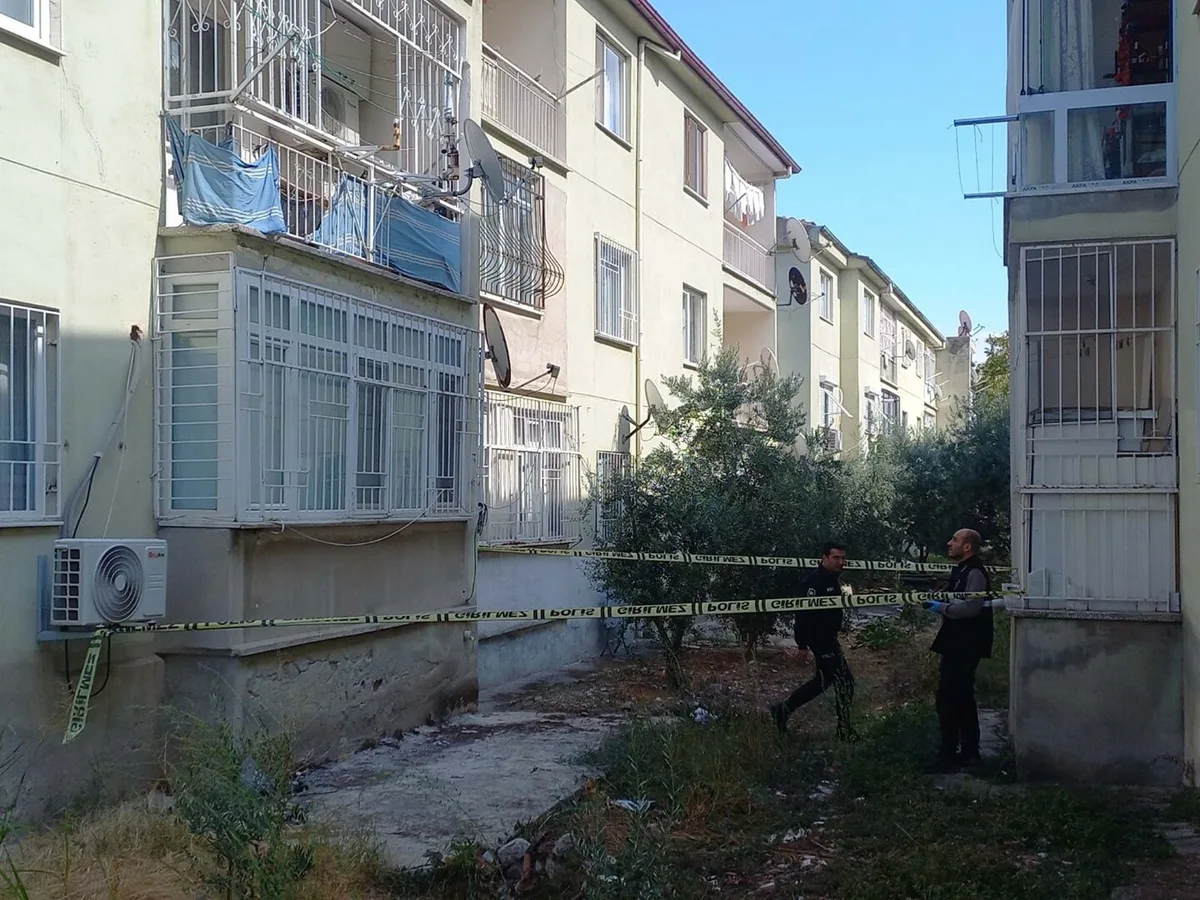 Manisa Şehzadeler'de 2. kattaki evinin balkonundan düşen Ramazan İşler ağır yaralandı