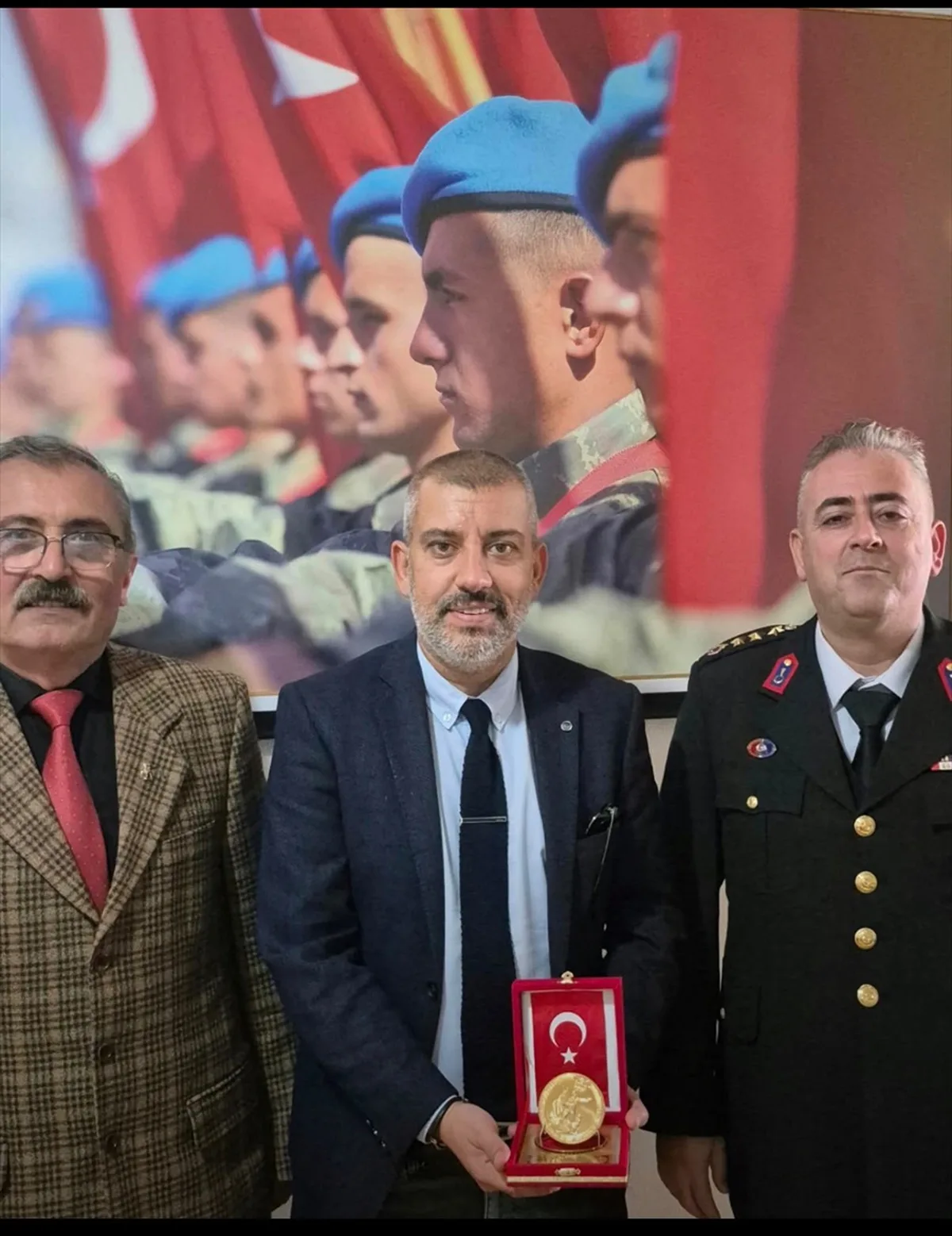 Mehmetçik Vakfından Edremitli iş insanına altın madalya ve berat verildi