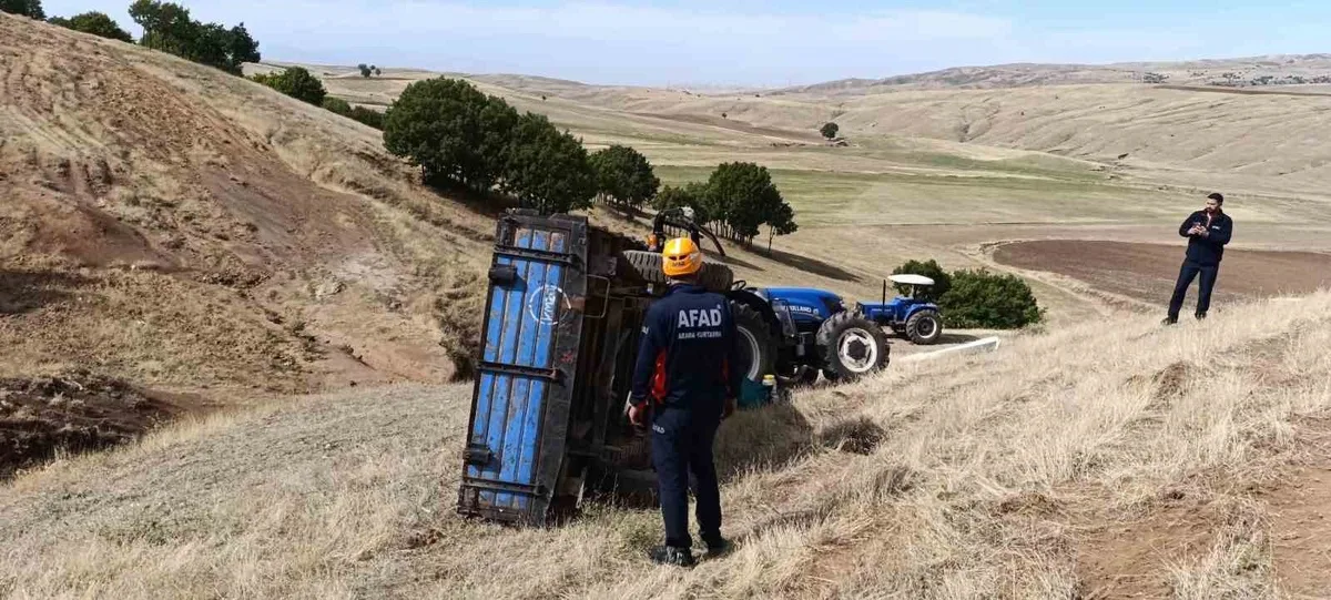 Muş Korkut'ta traktör devrildi, altında sıkışan sürücü ağır yaralandı