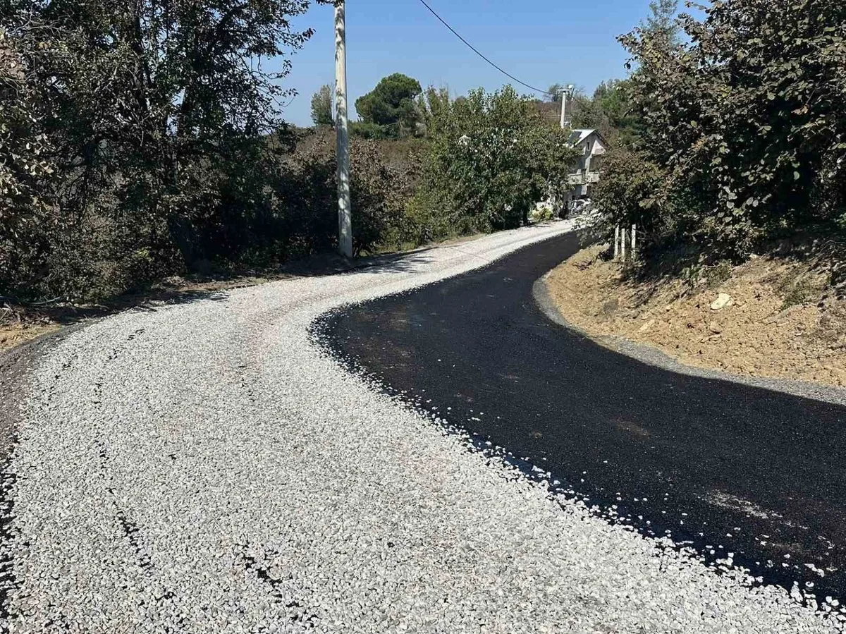 Düzce İl Özel İdaresi, Akçakoca Göktepe Köyü'nde sathi kaplama çalışmasını sürdürüyor