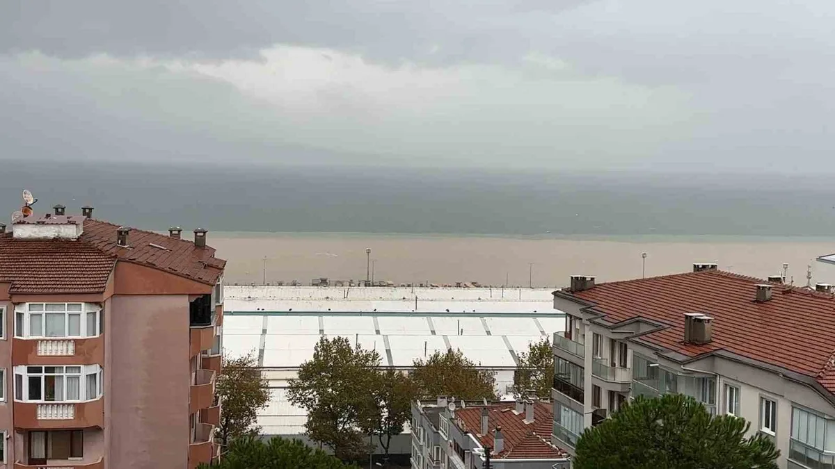 Bursa Mudanya'da sel suları çamuru denize taşıdı, deniz kahverengiye döndü