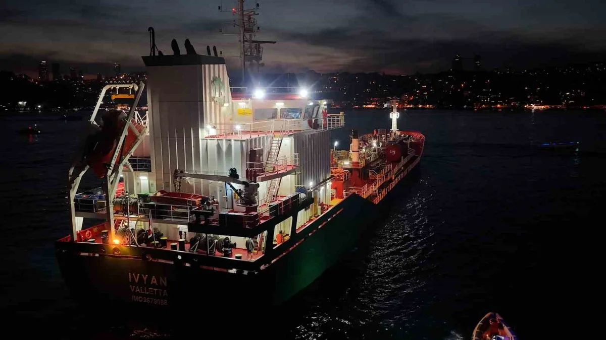 Kanlıca açıklarında kıyıya sürüklenen kimyasal tanker, demir atılarak durduruldu
