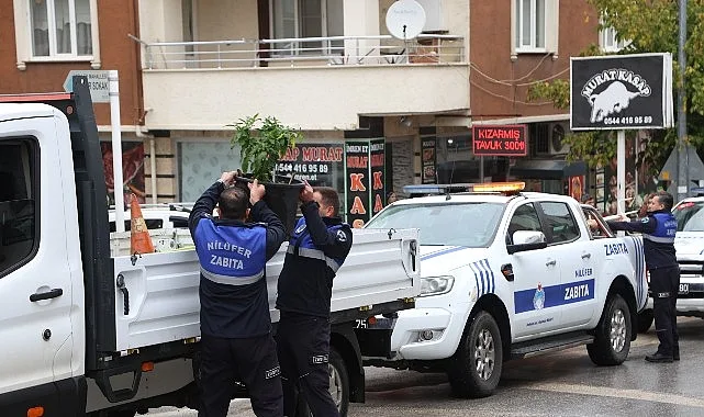 Nilüfer’de kaldırım ve yolları işgal eden tabelalar toplandı