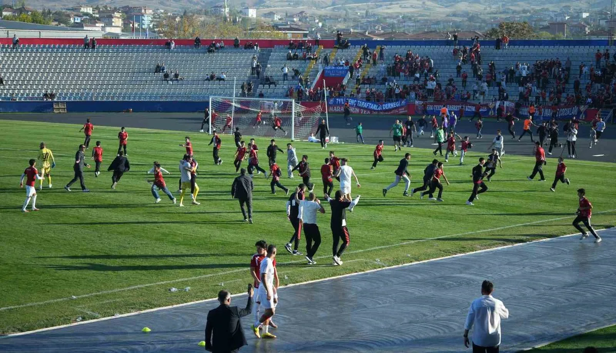 Kırıkkale FK'nın 3-1 kazandığı maçta çocuk taraftarlar son golle sahaya koştu