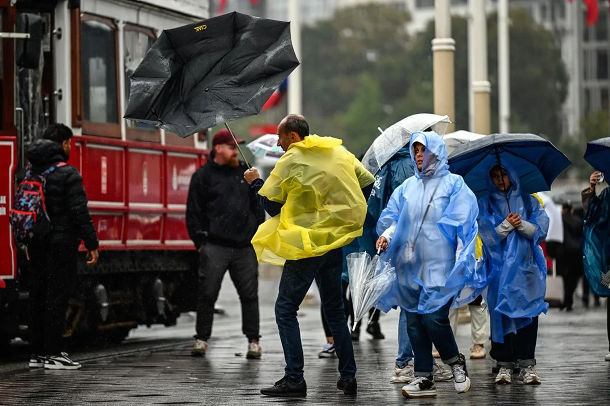 İstanbul için saat verildi! Hava bir anda soğuyacak, yağmur geliyor
