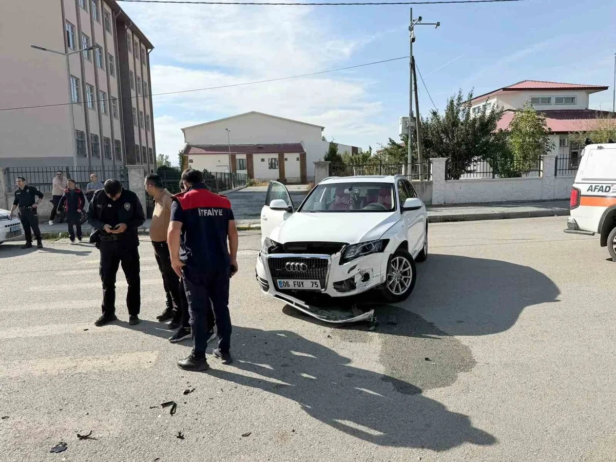 Iğdır'da iki otomobilin karıştığı kazada 2 sürücü hafif yaralandı