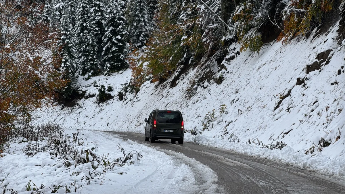 Bolu'da Yedigöller yolunda kar kalınlığı 15 santimetreye ulaştı, ulaşım aksadı