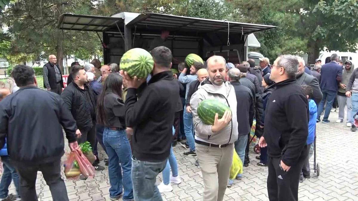Amasya'da pazarcı Faruk Kodek 10 tondan fazla karpuzu 5 dakikada ücretsiz dağıttı