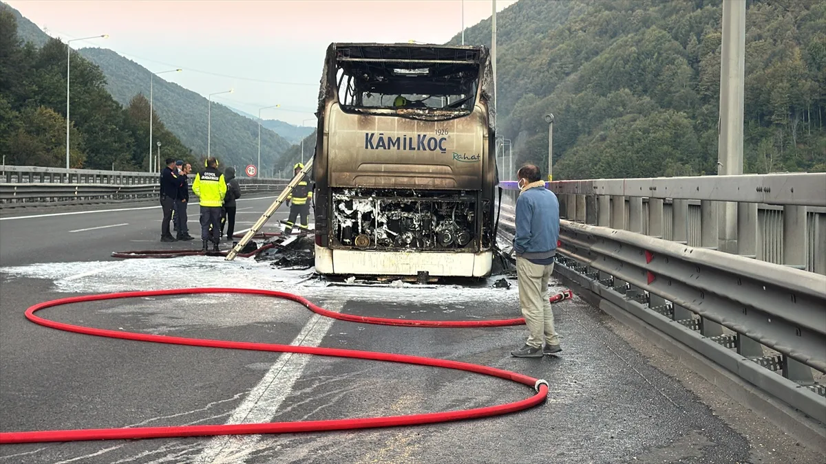 Anadolu Otoyolu'nun Bolu kesiminde yolcu otobüsü yandı, araç kullanılamaz hale geldi