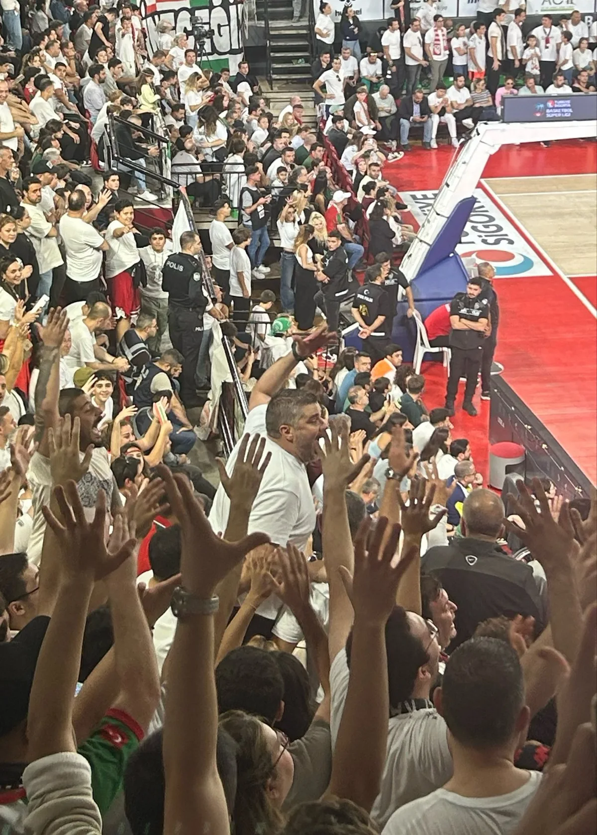 Karşıyaka Başkanı Tusder, Fenerbahçe maçında taraftar tribününe geçti