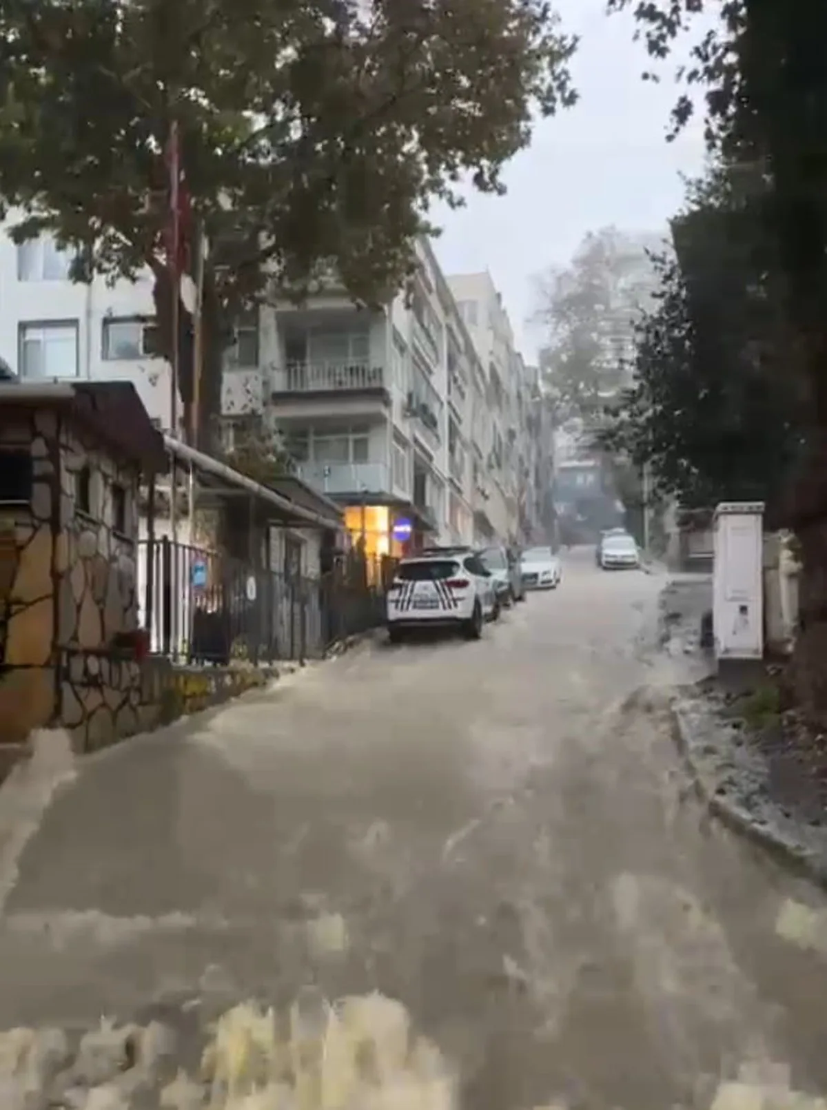 Sarıyer'de sağanak yolları göle çevirdi, rögarlar taştı, o anlar kameraya yansıdı