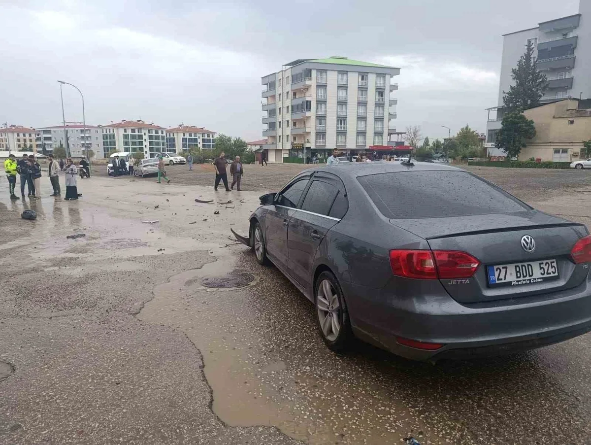 Gaziantep'in İslahiye ilçesinde 2 otomobil kavşakta çarpıştı, maddi hasar oluştu