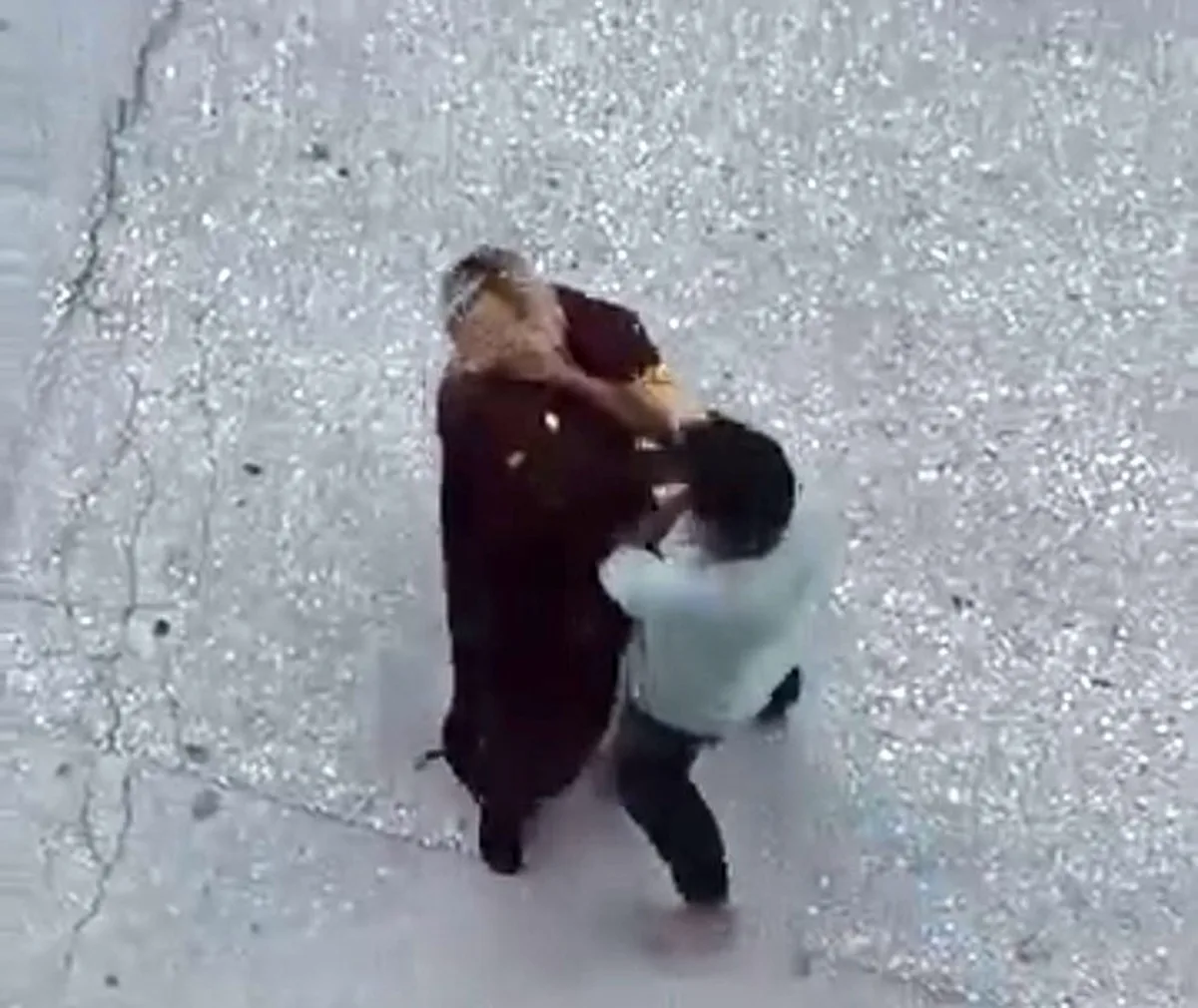 Eskişehir'de erkek şahıs, kadını darp edip boğazını iki kez sıktı ve yerde sürükledi