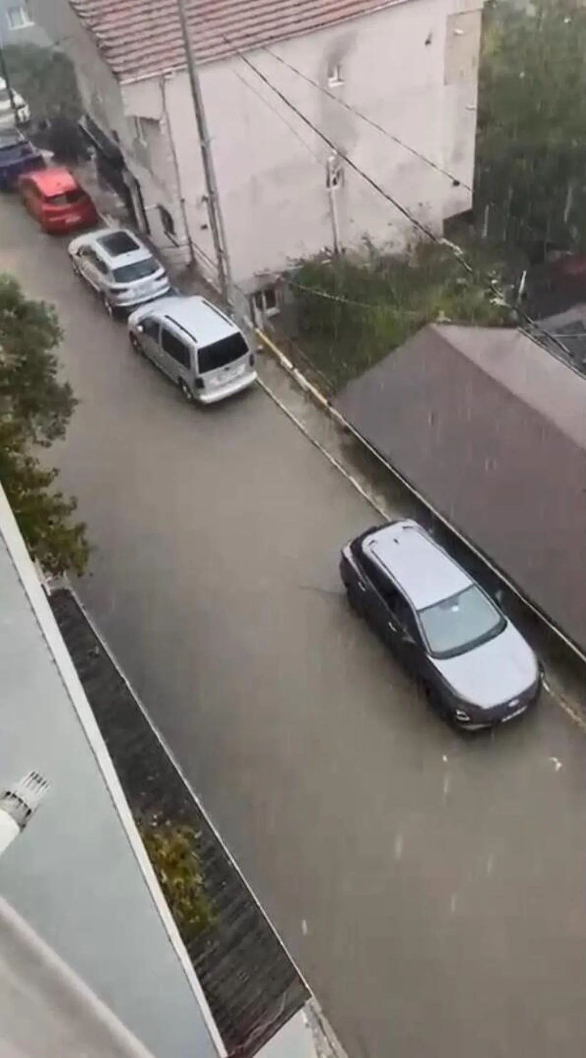 Sarıyer Çayırbaşı'nda sağanak Şişli Hamidiye Etfal Hastanesi'ni ve evleri su bastı