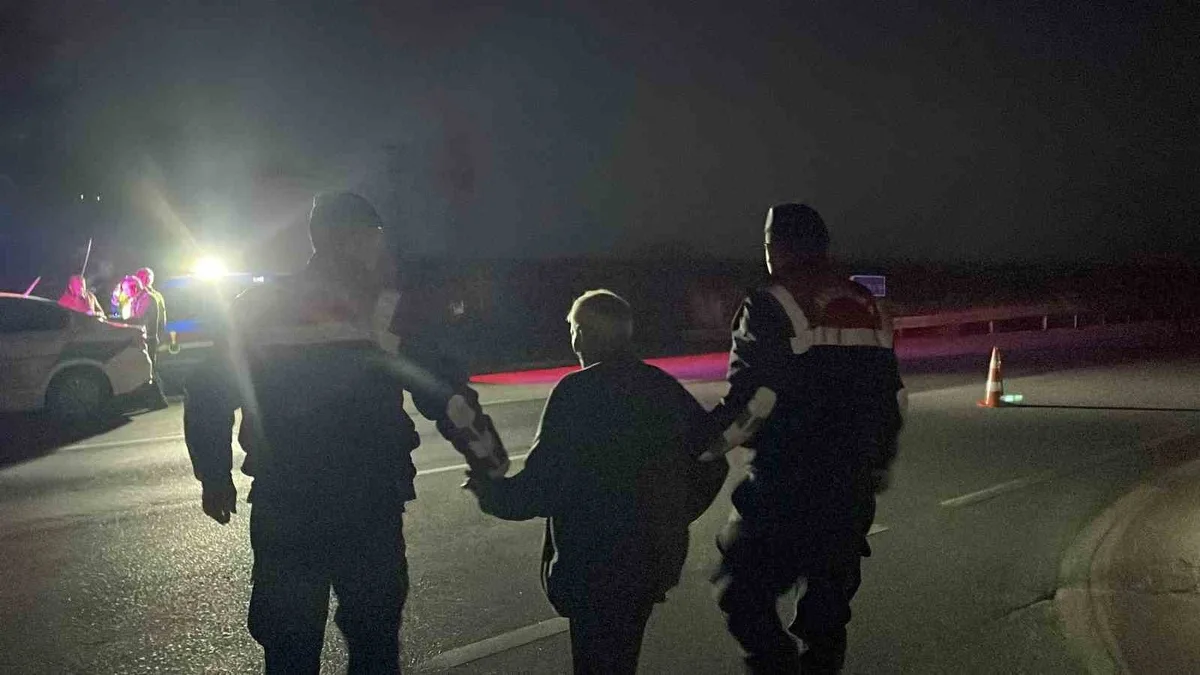 Karaman'da yaralananın olmadığı kazada 81 yaşındaki sürücüye jandarma destek oldu