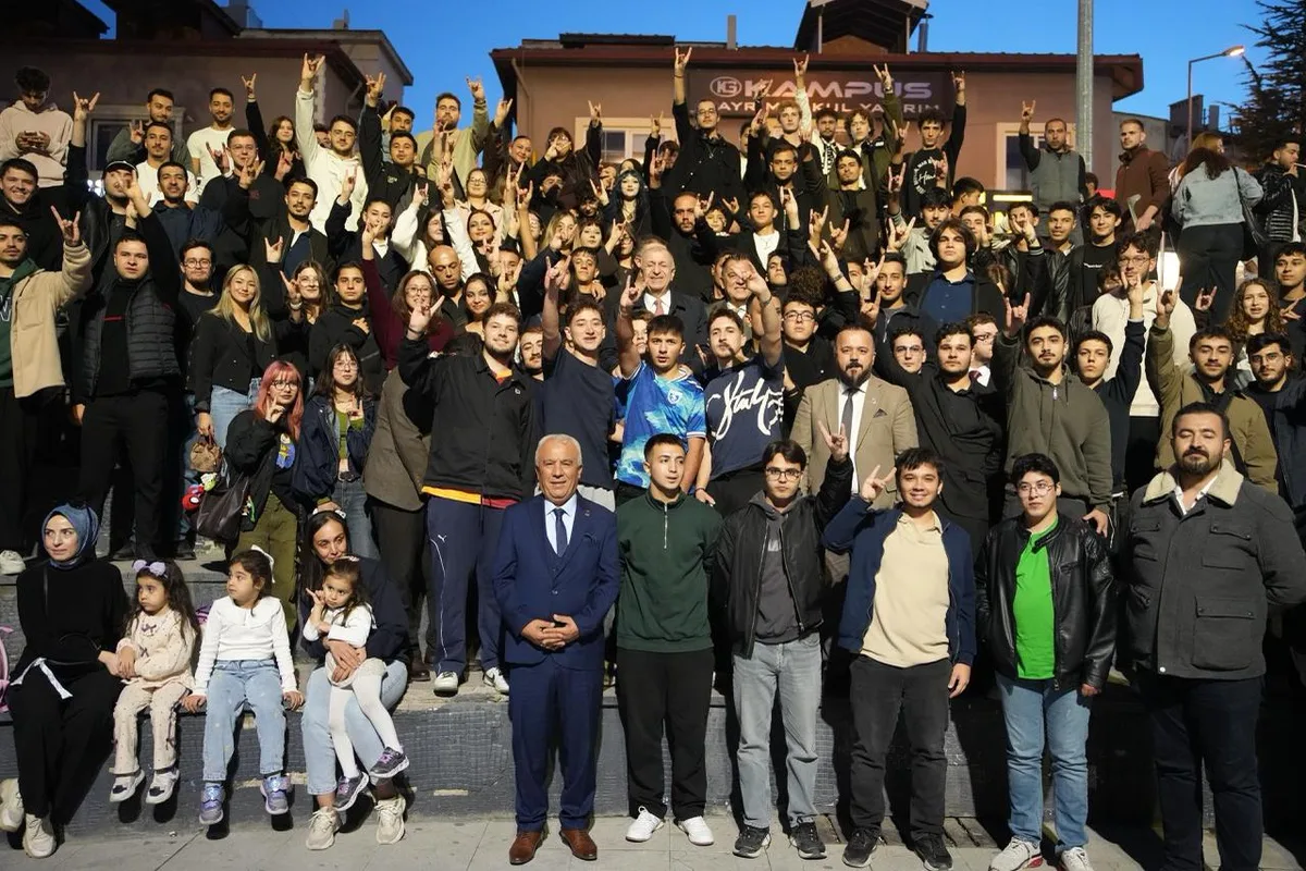 Zafer Partisi Genel Başkanı Özdağ, Denizli'de esnafla görüşüp gençleri dinledi