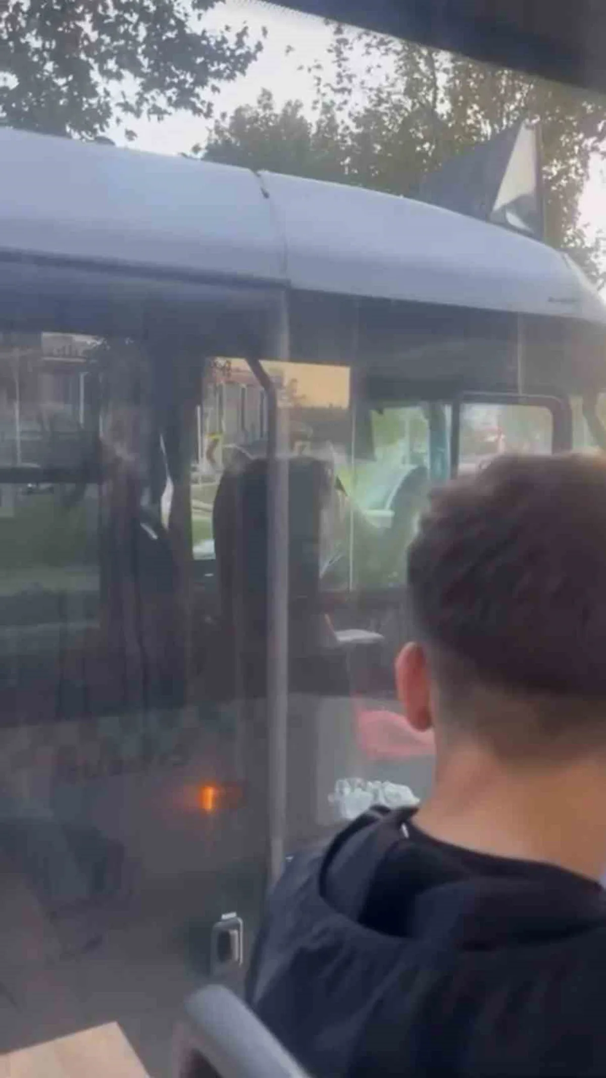 Bursa Osmangazi'de otobüs ve minibüs şoförlerinin tartışması kameraya yansıdı