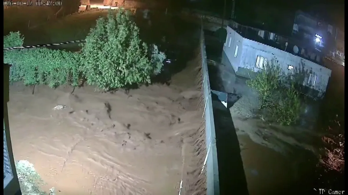 Hatay Reyhanlı'da sağanak su taşkınına yol açtı, bir evin bahçe duvarı yıkıldı