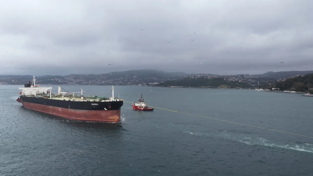 Kıyı Emniyeti'nin kurtardığı BANDA tankeri İstanbul Boğazı'ndan geçirildi