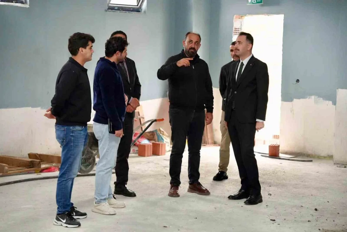 Erzincan Üzümlü'de yapımı süren güreş salonunu Kaymakam Hökelekli inceledi