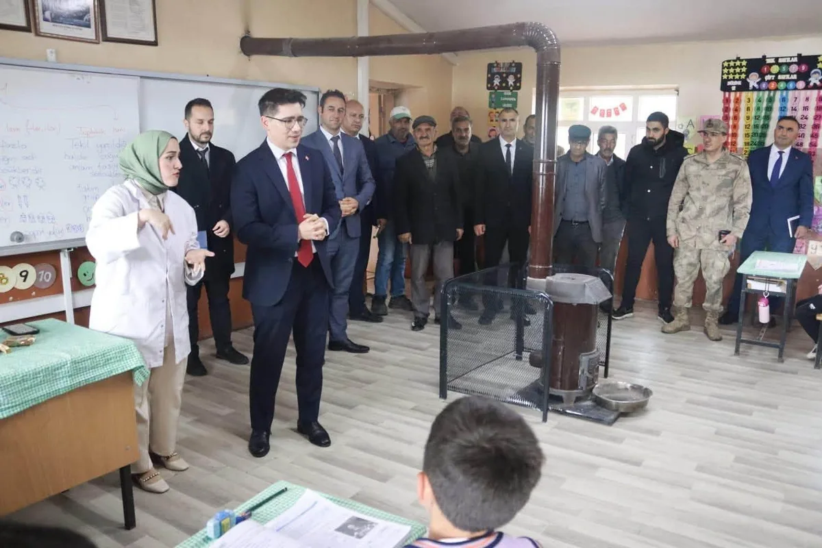 Çıldır Kaymakamı Sakızcı, Akçakale İlkokulunu ziyaret ederek öğrencilerle sohbet etti