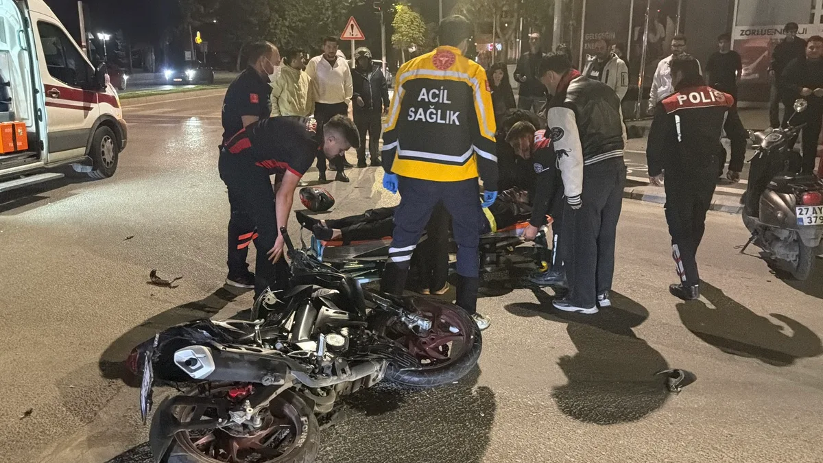Eskişehir'de kırmızı ışıkta geçen motosiklet çarpıştı, 2 sürücü ağır yaralandı