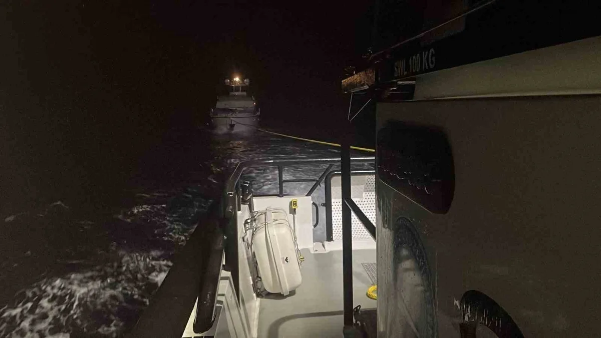 Çanakkale Ayvacık'ta sürüklenen teknedeki 3 kişi Sahil Güvenlik tarafından kurtarıldı