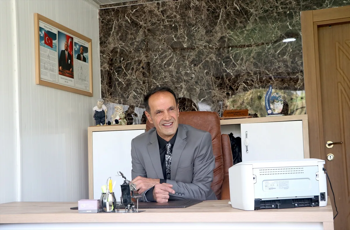 Van İpekyolu'nda muhtar İnan, babasının 42 yıllık görevini sürdürüyor