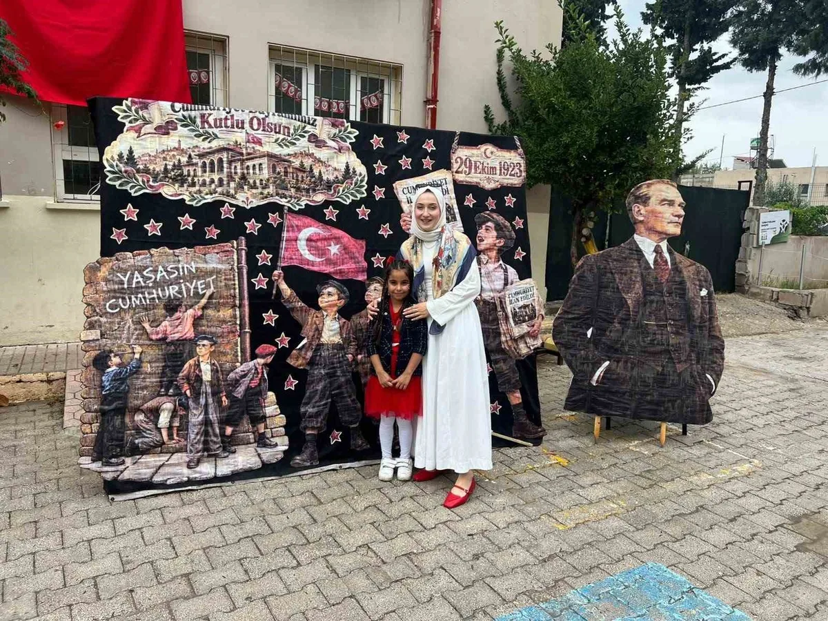 Hatay Kumlu'da yağmurda Atatürk'ün maketine şemsiye tutan küçük kız yürekleri ısıttı