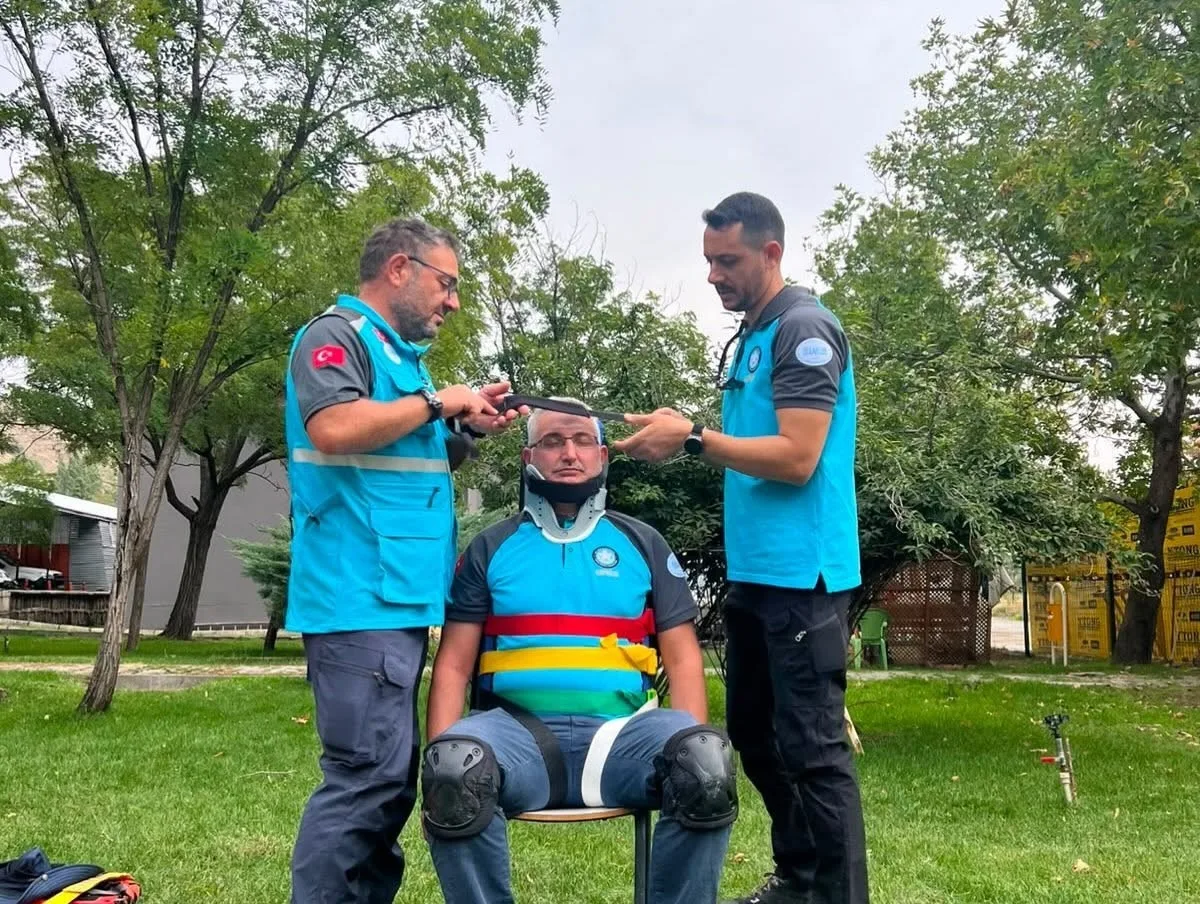 Erzincan'da 20 UMKE gönüllüsü temel ve medikal kurtarma eğitimi aldı